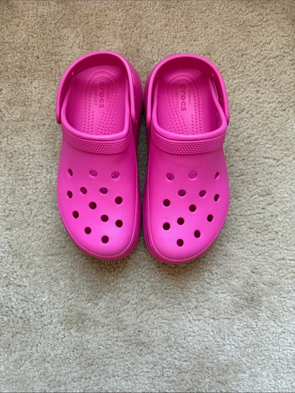 CROCS Classic Clog in Bright Pink